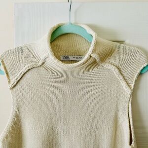 Zara Knit Vest Size:S   Color:Ecru pre owned great condition.